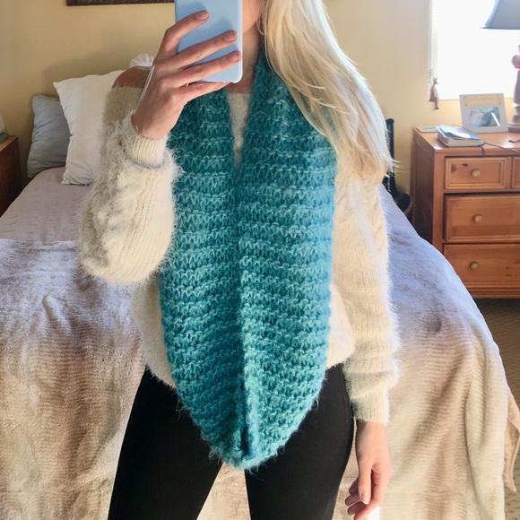 Homemade chunky knitted scarf - Picture 2 of 6